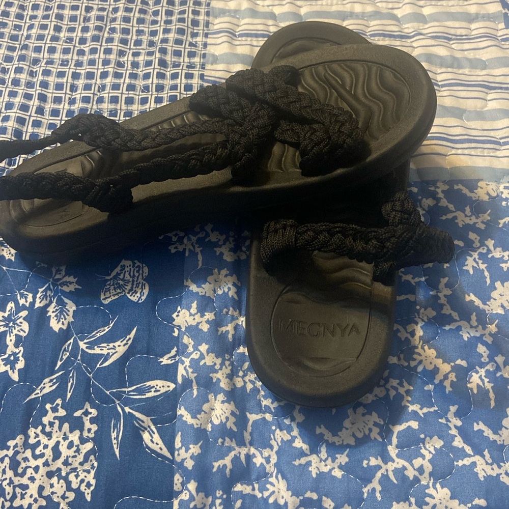 Megnya black sandals